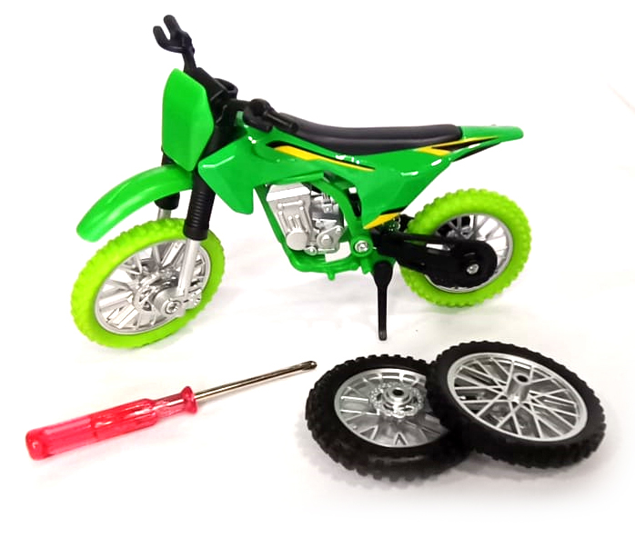 Découvrez nos modèles de motocross miniature à l'échelle 1/18. Attention : Ne convient pas aux enfants de moins de 3 ans. Fournies avec : - Roue Avant et Roue Arrière de rechange - tournevis - axe et écrou de rechange